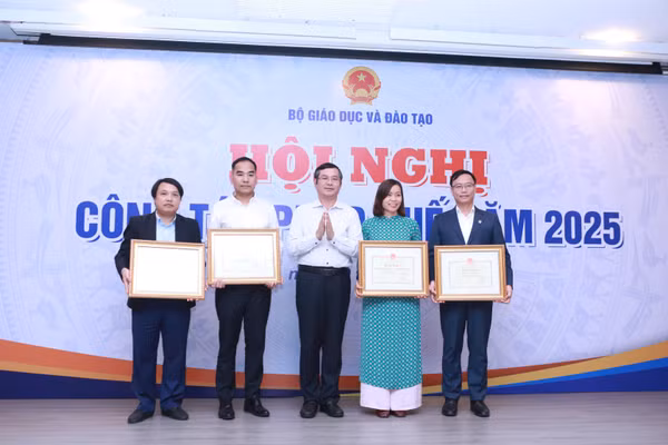 Thứ trưởng Nguyễn Văn Phúc trao tặng Bằng khen của Bộ trưởng Bộ GD&ĐT cho đại diện 4 đơn vị vì có thành tích xuất sắc trong công tác rà soát và tổ chức thực hiện việc xử lý những vướng mắc trong hệ thống pháp luật. 