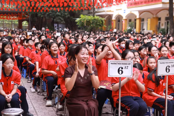 Cô trò Trường THCS Hoàng Liệt cùng tìm hiểu về nhiều kỹ năng bổ ích về ứng xử văn minh trong học đường và cộng đồng.