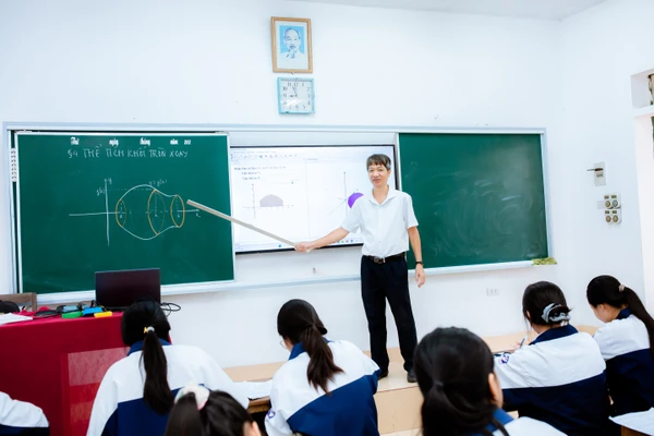 Thầy Phùng Đức Cường có hơn 20 năm kinh nghiệm giảng dạy môn Toán.
