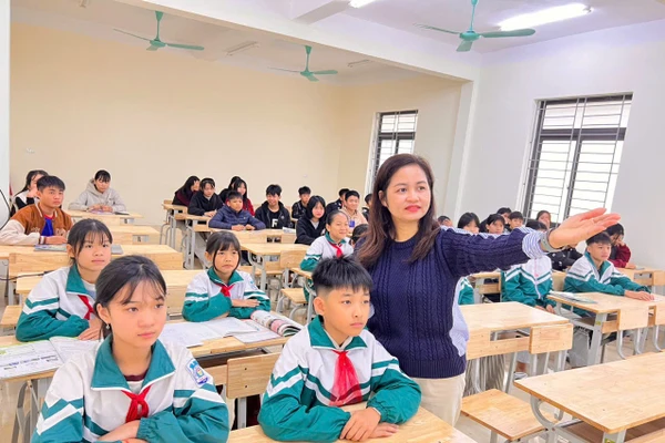 Cô Bạch Thị Hồng Kiên có gần 20 năm gắn bó với nghề giáo. Ảnh: Văn Hoàng.