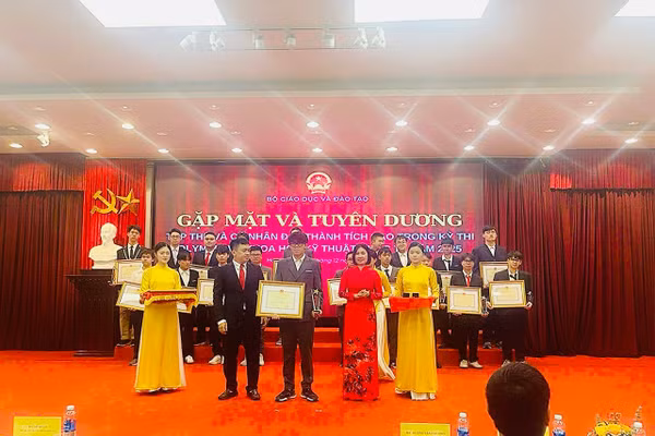 Bùi Đàm Quân trong buổi gặp mặt, tuyên dương do Bộ GD&ĐT tổ chức năm 2025. 