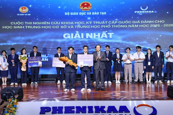 Học sinh Trường THPT chuyên Chu Văn An (Hà Nội) vinh dự được trao giải Nhất tại cuộc thi. 