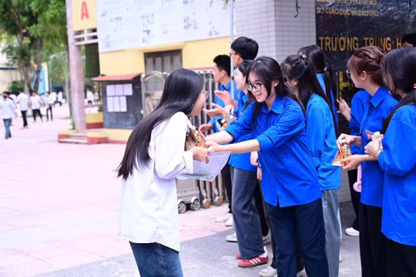 Thanh niên tình nguyện làm nhiệm vụ tại Điểm thi Trường THPT Hoài Đức B, An Khánh, Hà Nội. 