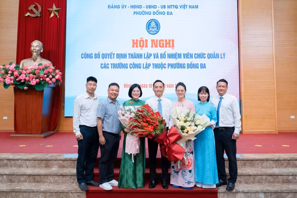 Lãnh đạo Trường THCS Thái Thịnh, phường Đống Đa, Hà Nội sau sắp xếp. 