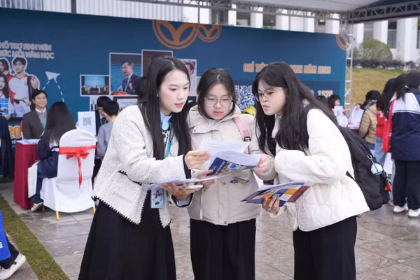 Cán bộ tuyển sinh của Học viện Tài chính chia sẻ thông tin tới học sinh.