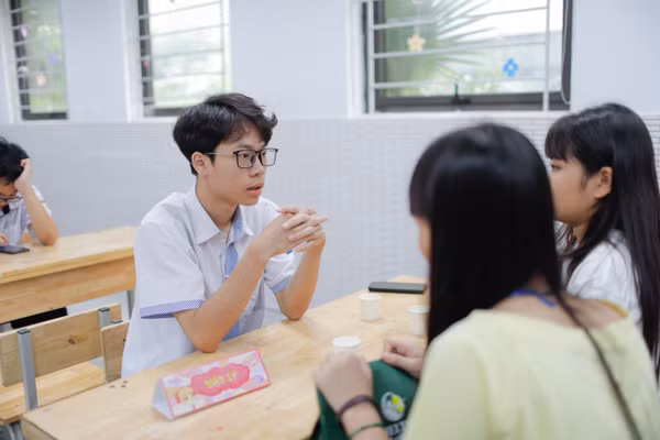 Học sinh lớp 9 được nghe tư vấn từ các anh chị đi trước về kinh nghiệm ôn thi vào lớp 10 hiệu quả.