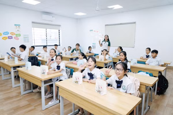 Cô trò hân hoan trở lại trường để chuẩn bị chào đón năm học mới 2026-2027. 