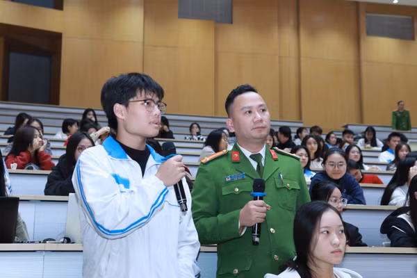 Sinh viên Học viện Chính sách và Phát triển trả lời câu hỏi từ diễn giả. 