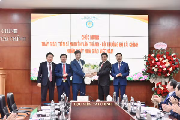 Lãnh đạo Học viện Tài chính tặng hoa chào mừng Bộ trưởng Tài chính Nguyễn Văn Thắng.