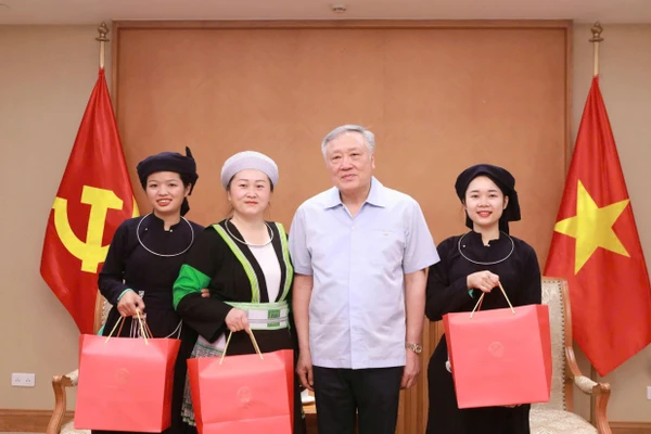 Phó Thủ tướng Thường trực Nguyễn Hòa Bình gặp và tặng quà động viên 3 nhà giáo nhân dịp 20/11. 