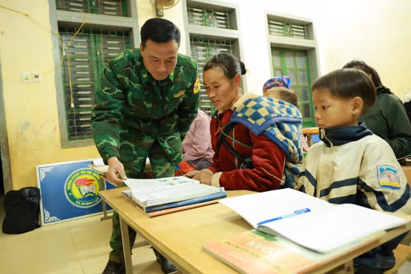 Các học viên lớp xóa mù chữ ở bản Nong Phụ tích cực đi học mỗi tối.