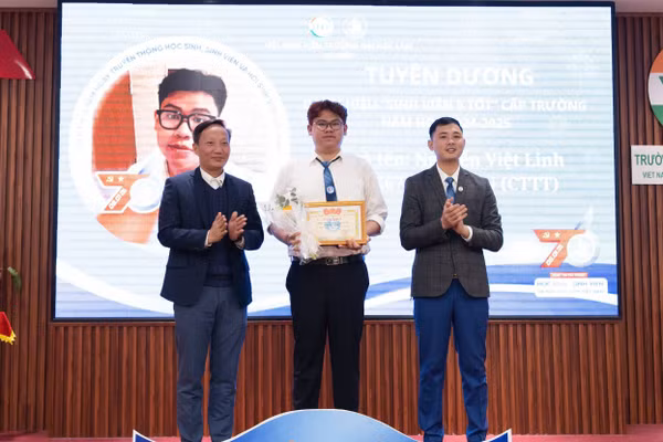 Việt Linh được lãnh đạo nhà trường tuyên dương "Sinh viên 5 tốt".