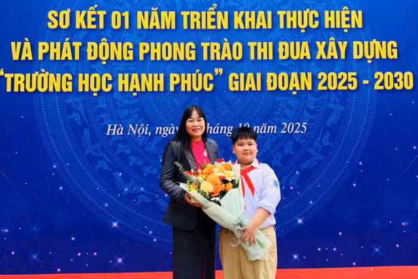 Cô Vũ Thị Thìn và em Bùi Nguyên Gia Bảo (nghệ danh Muối Dubai) - lớp 6A9 tham dự lễ sơ kết 1 năm triển khai mô hình "Trường học hạnh phúc" do Sở GD&ĐT Hà Nội tổ chức. 