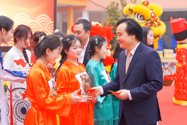 Nguyên Bộ trưởng Bộ GD&ĐT Phùng Xuân Nhạ tặng quà Tết cho sinh viên Trường CĐ Thương mại và Du lịch Hà Nội.