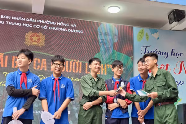 Học sinh trả lời câu hỏi liên quan đến chủ đề chào mừng 81 năm Ngày thành lập Quân đội nhân dân Việt Nam. 