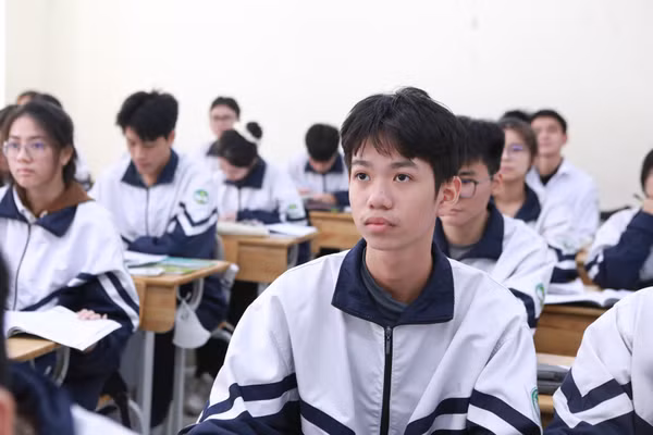 Chu Công Huy luôn có ý thức tự giác trong học tập và được thầy cô, bạn bè quý mến. Ảnh: Đình Tuệ.