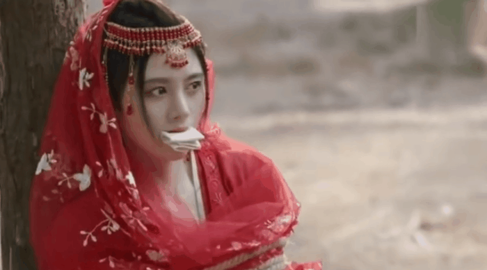 &quot;Cười ngất&quot; vì cảnh mỹ nhân phim cổ trang Trung Quốc lộ &quot;sạn siêu to khổng lồ&quot;, khán giả ngán ngẩm - Ảnh 2.