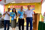 Ban tổ chức trao hoa cảm ơn các đơn vị tài trợ.