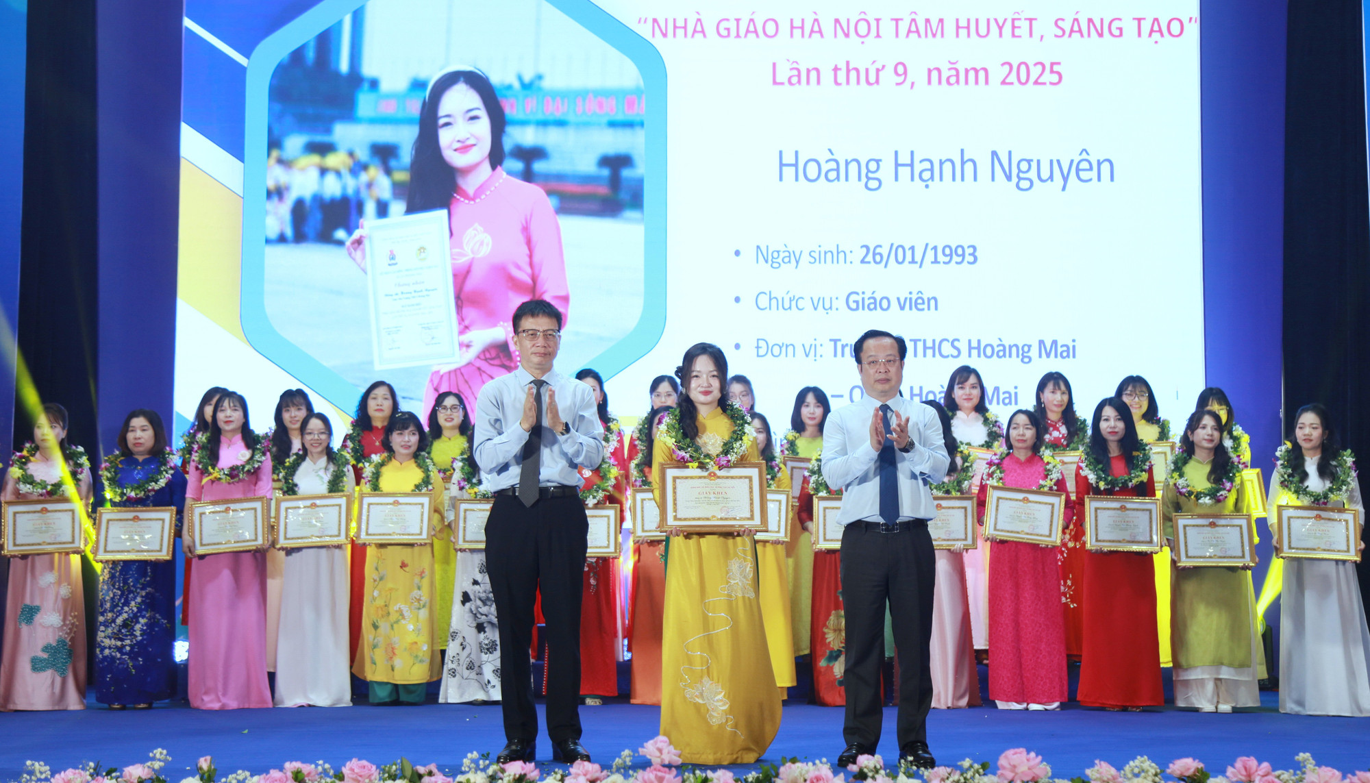 Chủ tịch Công đoàn Giáo dục Việt Nam Nguyễn Ngọc Ân và Giám đốc Sở GD&ĐT Hà Nội Trần Thế Cương trao thưởng cho các nhà giáo. img-0458.jpg
