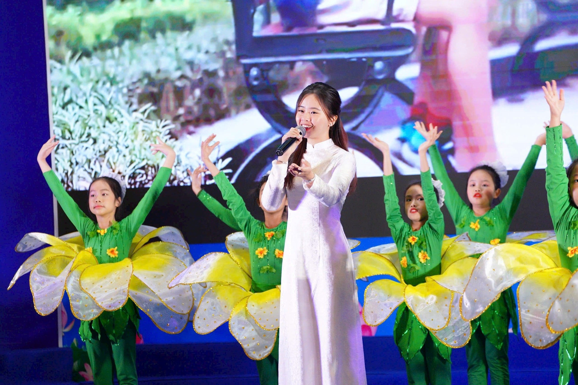 Tiết mục văn nghệ của các thầy cô giáo, các em học sinh chào mừng buổi lễ. van-nghe.jpg