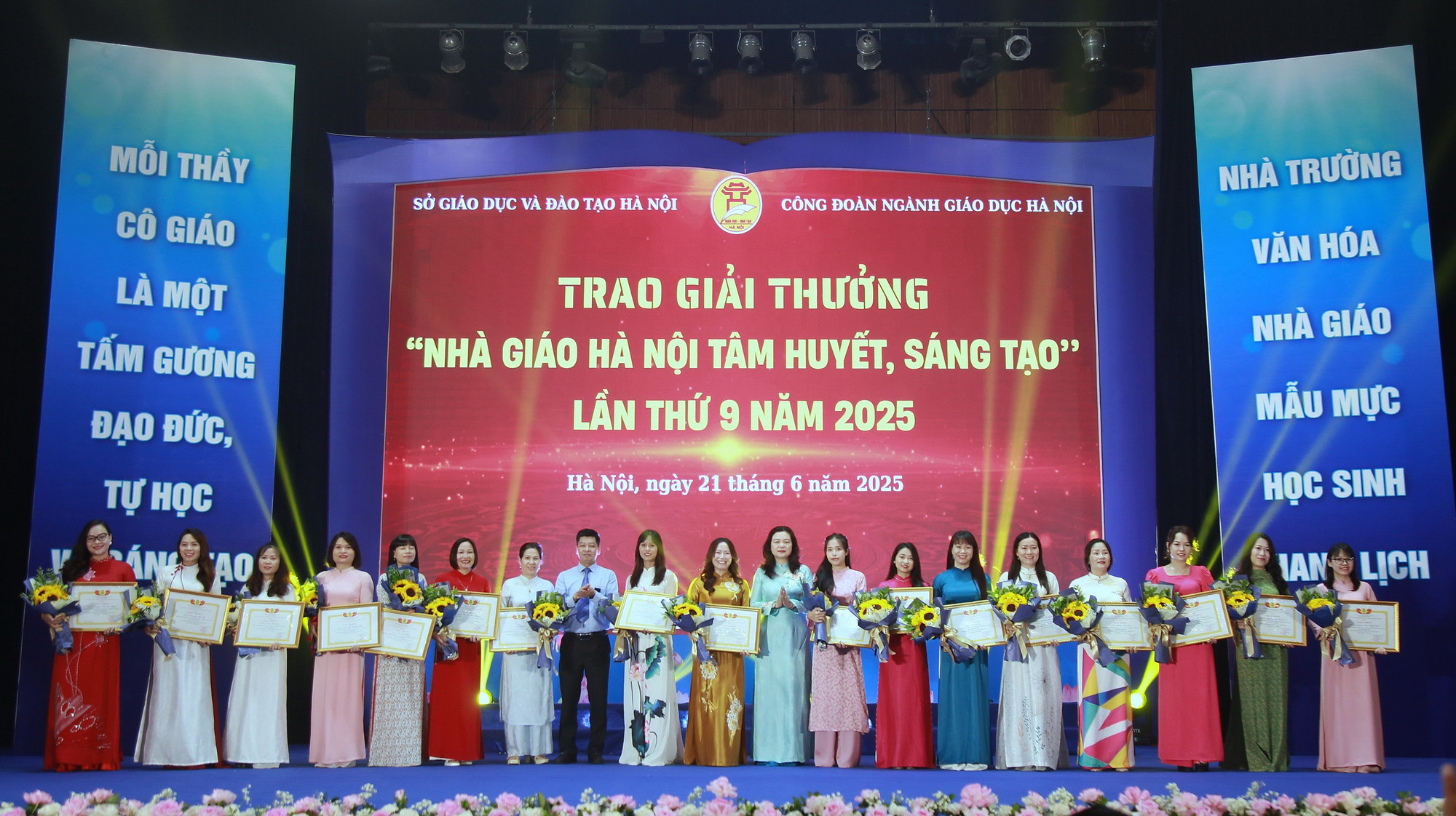 Phó Giám đốc Sở GD&ĐT Hà Nội Trần Lưu Hoa, Phó Giám đốc Sở GD&ĐT Hà Nội Phạm Quốc Toản trao thưởng cho các nhà giáo. img-0013.jpg