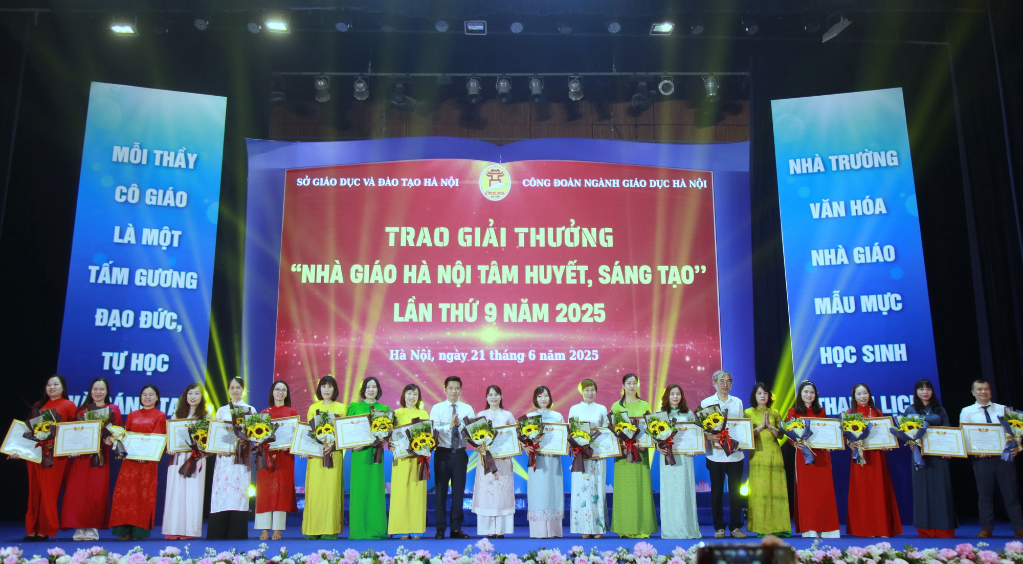 Chủ tịch Công đoàn ngành Giáo dục Hà Nội Đỗ Văn Nam trao thưởng cho các nhà giáo. img-0047.jpg
