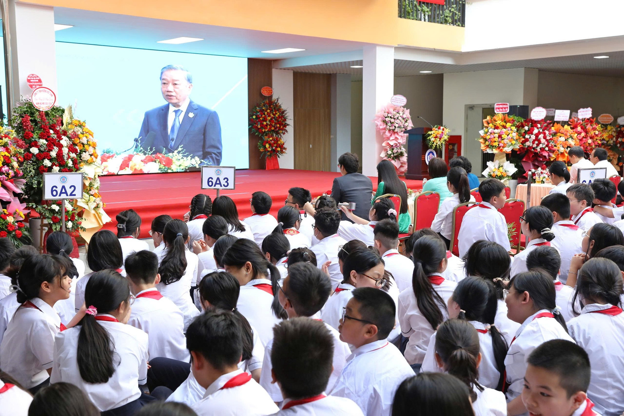 Thầy trò Trường THCS Ngô Sĩ Liên theo dõi lễ khai giảng được tường thuật trực tuyến từ Trung tâm Hội nghị Quốc gia. z6979885908539-8a45c3bfd271875386236ed407cc5420.jpg