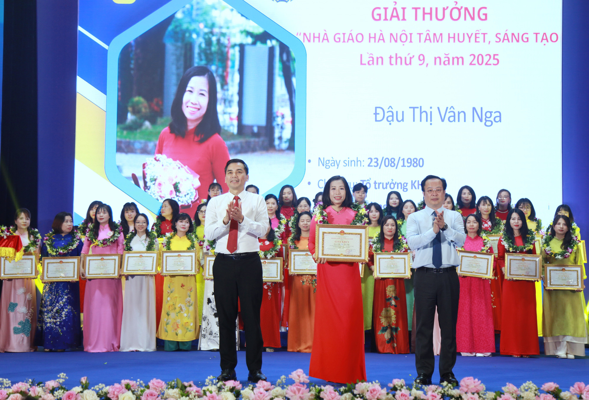 Ông Lê Đình Hùng - Phó Chủ tịch Thường trực Liên đoàn Lao động thành phố Hà Nội và Giám đốc Sở GD&ĐT Hà Nội Trần Thế Cương trao thưởng cho các nhà giáo. Ông Lê Đình Hùng - Phó Chủ tịch Thường trực Liên đoàn Lao động thành phố Hà Nội và Giám đốc Sở GD&ĐT Hà Nội Trần Thế Cương trao thưởng cho các nhà giáo.