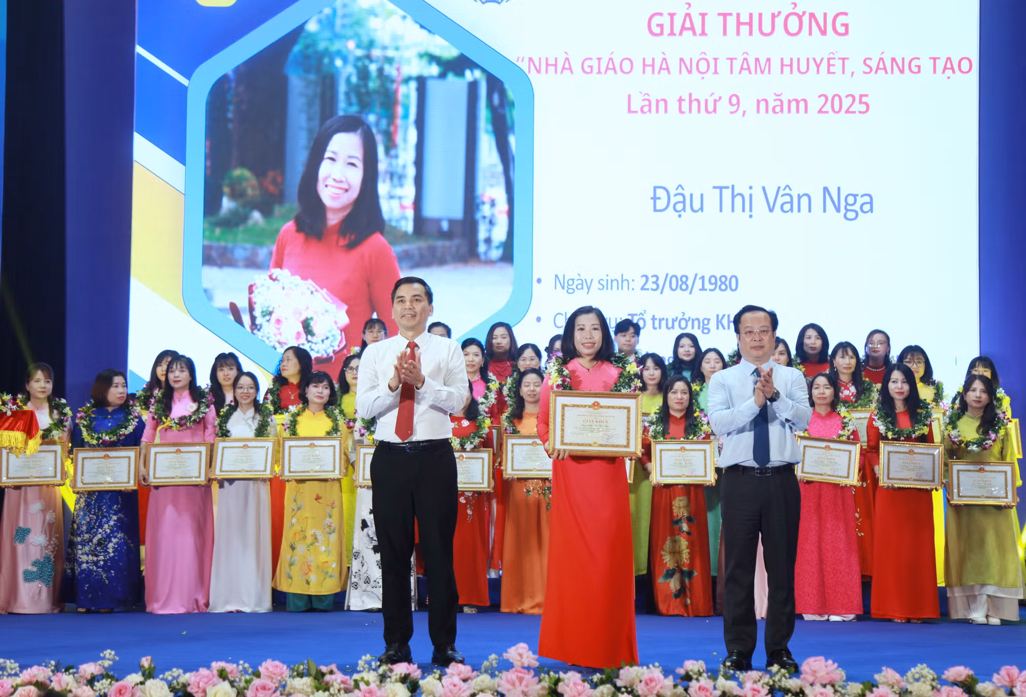 Ông Lê Đình Hùng - Phó Chủ tịch Thường trực Liên đoàn Lao động thành phố Hà Nội và Giám đốc Sở GD&amp;ĐT Hà Nội Trần Thế Cương trao thưởng cho các nhà giáo.