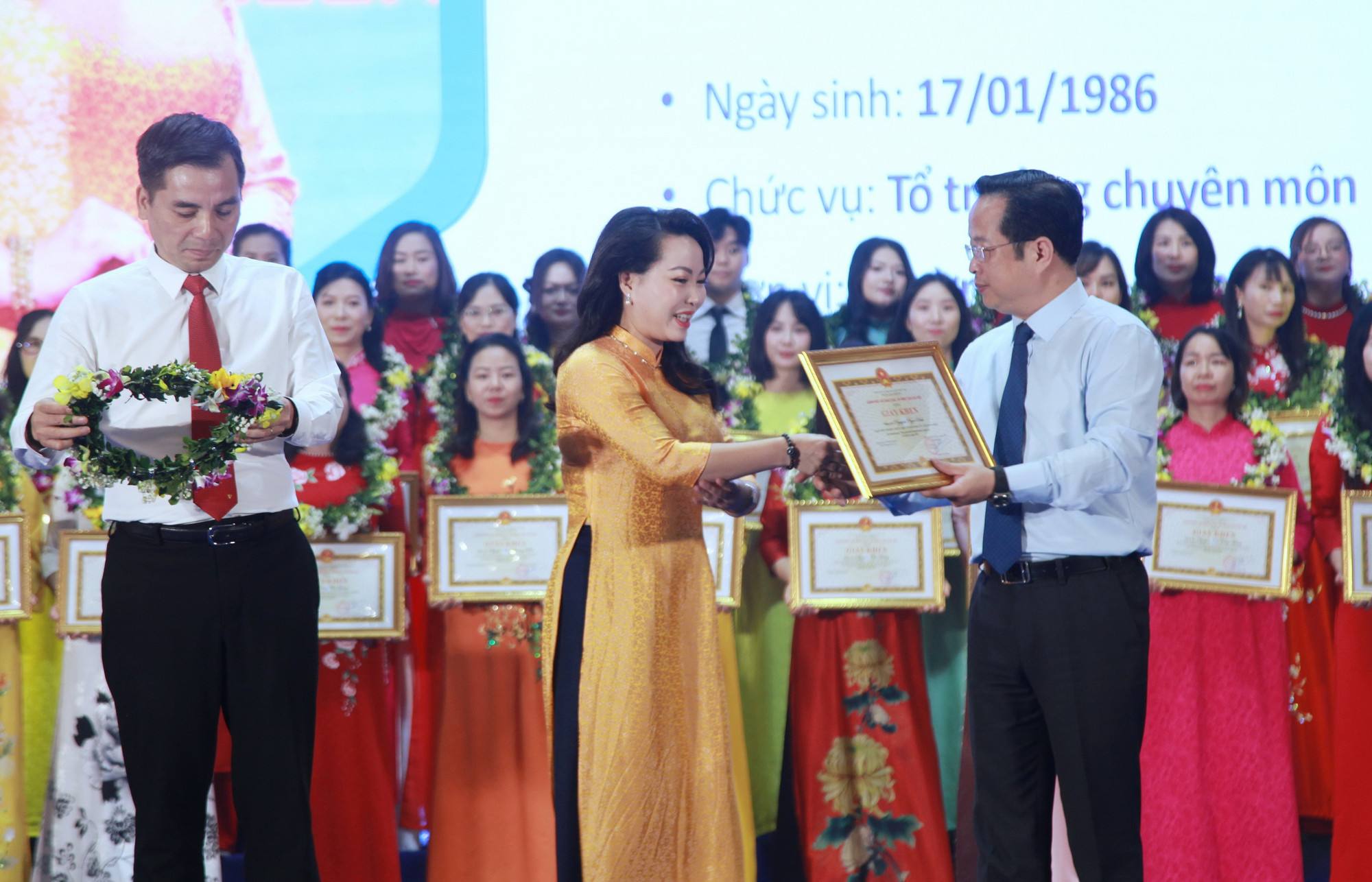 Nhiều giáo viên tâm huyết, sáng tạo khác được vinh danh trong buổi lễ. img-0537.jpg