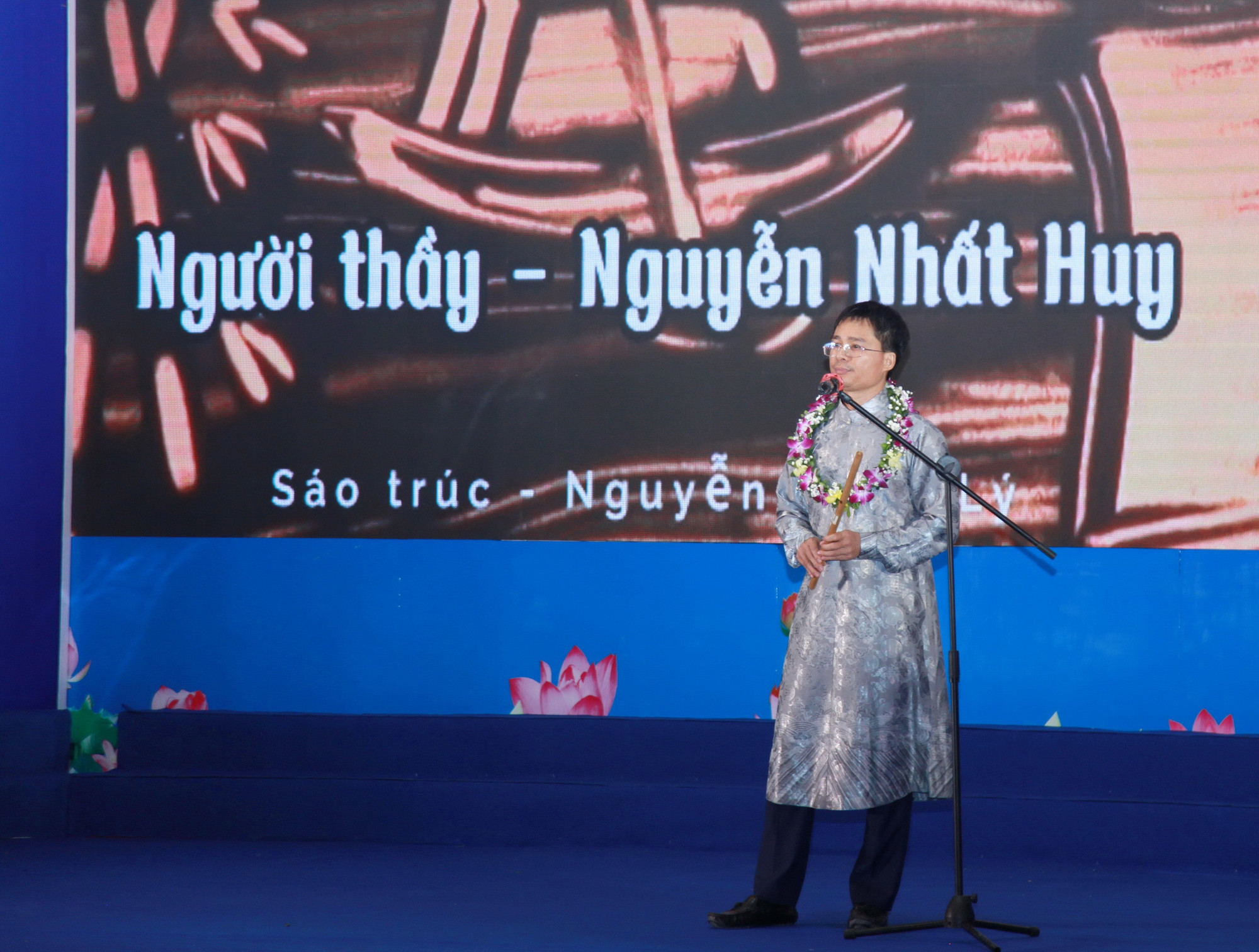 Thầy Nguyễn Khắc Lý mang đến chương trình tiết mục biểu diễn sáo trúc. img-0115.jpg