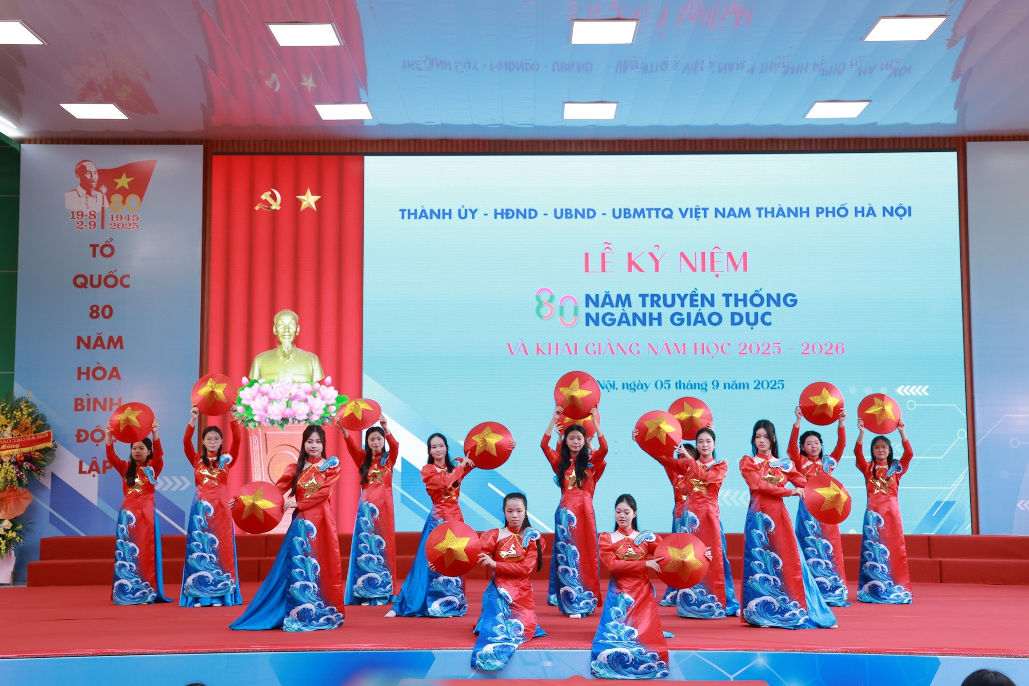 Tham gia lễ khai giảng trực tuyến toàn quốc năm học mới 2025-2026 và kỷ niệm 80 năm thành lập Bộ Quốc gia Giáo dục, nay là Bộ Giáo dục và Đào tạo, Sở Giáo dục và Đào tạo Hà Nội tổ chức điểm cầu cấp thành phố tại Trường THPT Phan Huy Chú. 543433462-1199522098870536-5065439651478453896-n.jpg