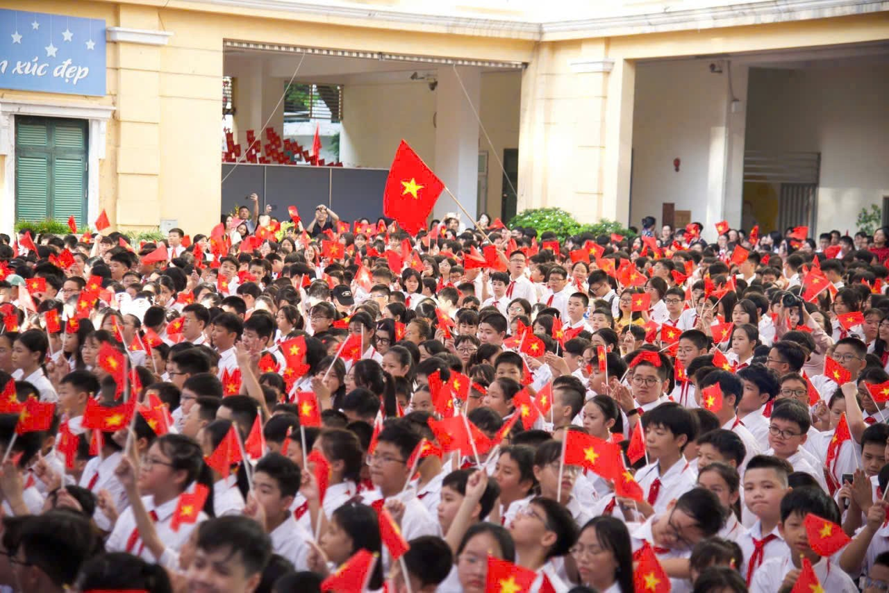 Trường THCS Trưng Vương (tiền thân là Trường Đồng Khánh), đơn vị Anh hùng thời kỳ đổi mới, là một trong những ngôi trường có tuổi đời lâu năm nhất của Thủ đô Hà Nội. Nhà trường đã vinh dự được Đảng và Chính phủ tặng thưởng nhiều huân chương cao quý, z6979244015497-dfcc7c6fcf00f083900c2010b5ca84fc.jpg
