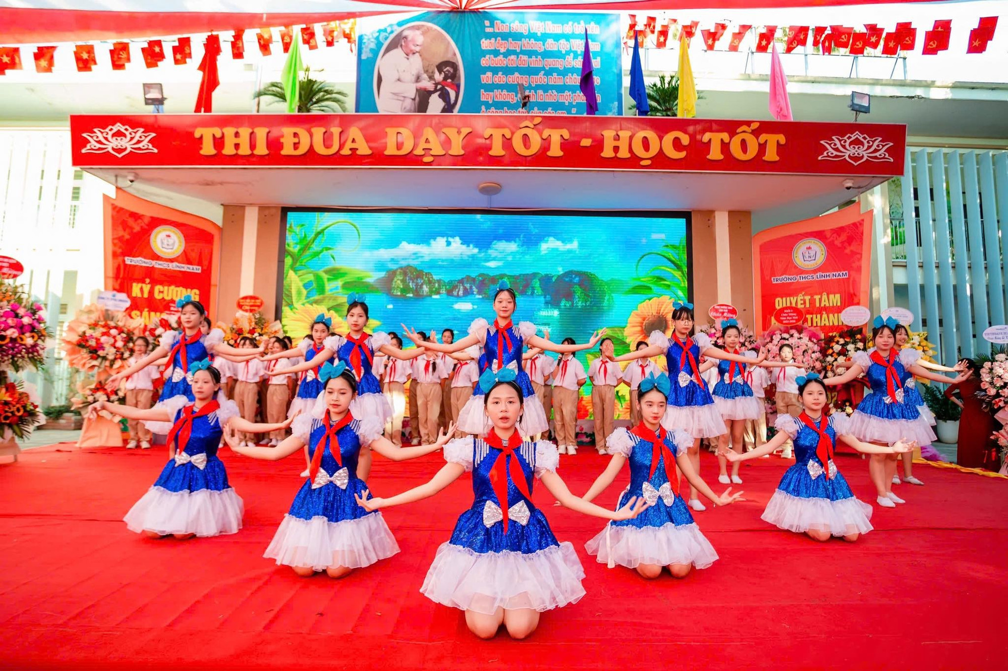 Buổi lễ khép lại trong sự hân hoan, phấn khởi và quyết tâm của thầy và trò trường THCS Lĩnh Nam. 543497687-797849509423430-1706336635151226031-n.jpg