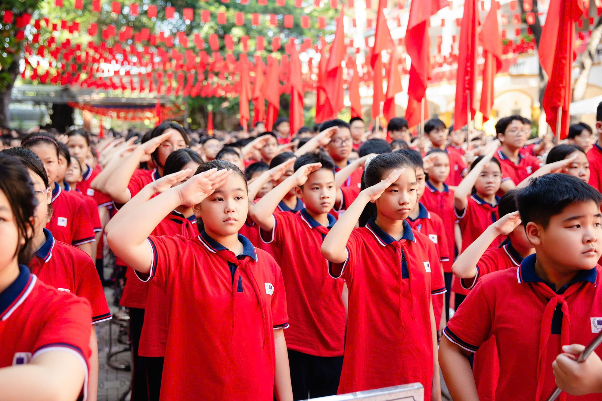 Học sinh Trường THCS Hoàng Liệt (phường Hoàng Liệt) trong ngày khai giảng. Đây là một trong ngôi trường có số lượng học sinh lớn nhất của Hà Nội. z6980313207580-abc711173c3b6388ed5ff519f95979ec.jpg