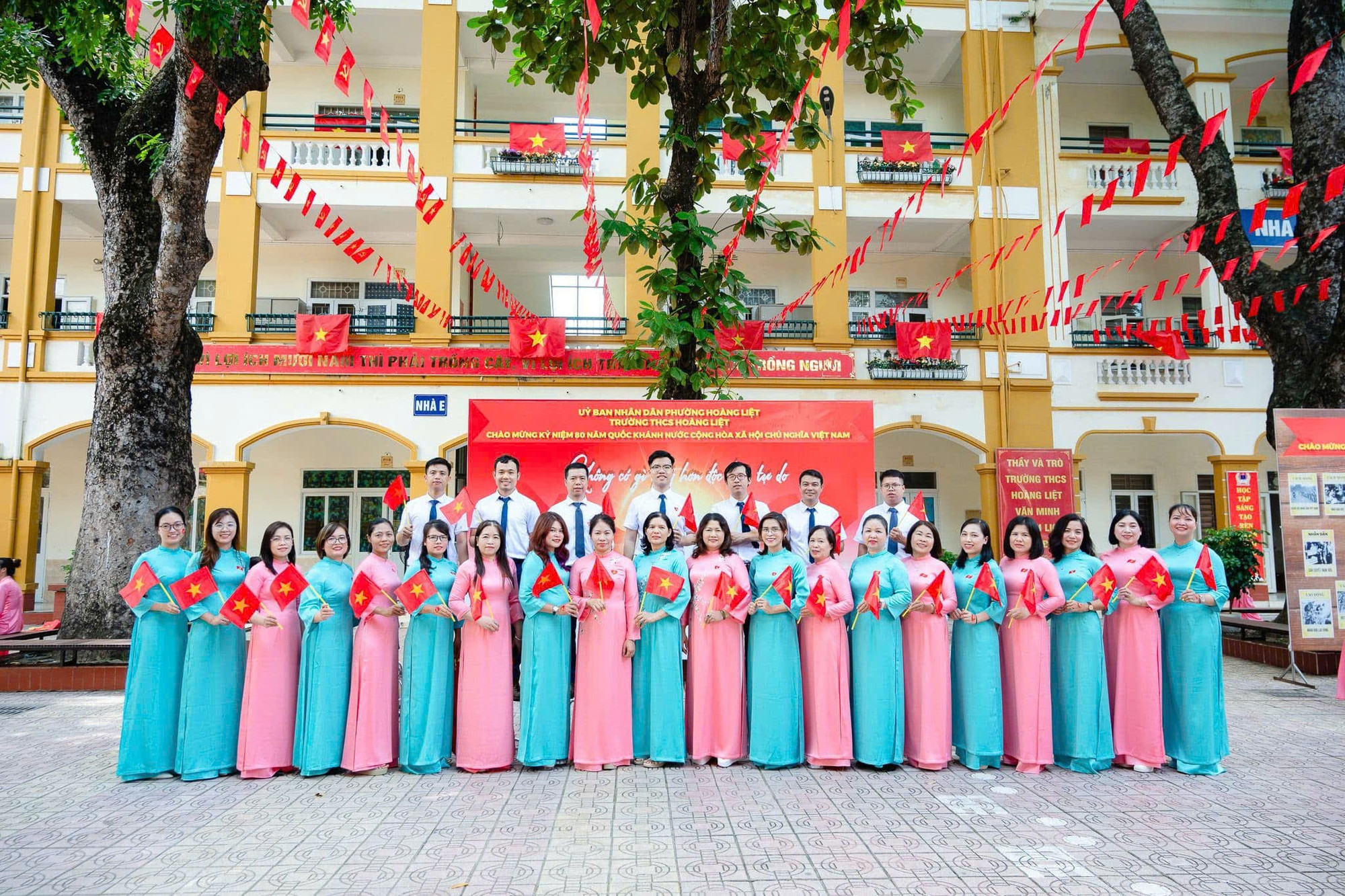 Bước vào năm học mới, với tinh thần đoàn kết, trách nhiệm, sự nỗ lực, phấn đấu của tập thể cán bộ, giáo viên và học sinh, thầy và trò trường THCS Hoàng Liệt quyết tâm thi đua dạy tốt, học tốt, hoàn thành xuất sắc nhiệm vụ năm học, hướng đến mục tiêu: “Ươm mầm trí đức, thắp sáng tương lai”. z6980313264177-677b6eeaecec34833d83e0115efd6976.jpg