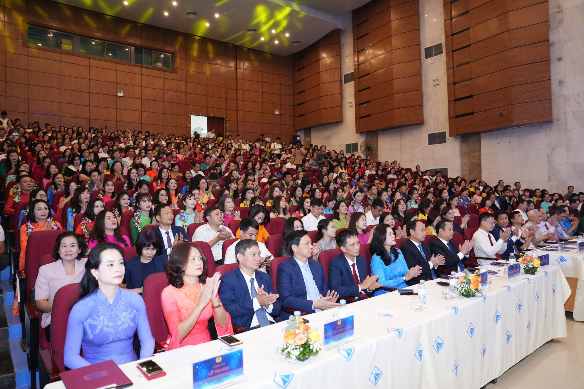 Các đại biểu dự chương trình. img-0087.jpg
