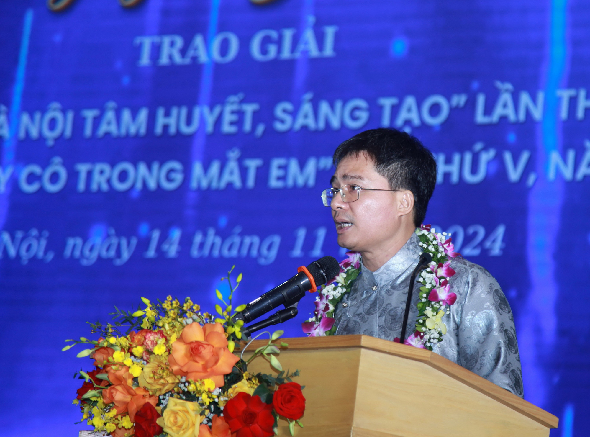 Thầy Nguyễn Khắc Lý, Phó hiệu trưởng Trường THPT Phùng Khắc Khoan -Thạch Thất (huyện Thạch Thất) phát biểu tại chương trình. img-0093.jpg