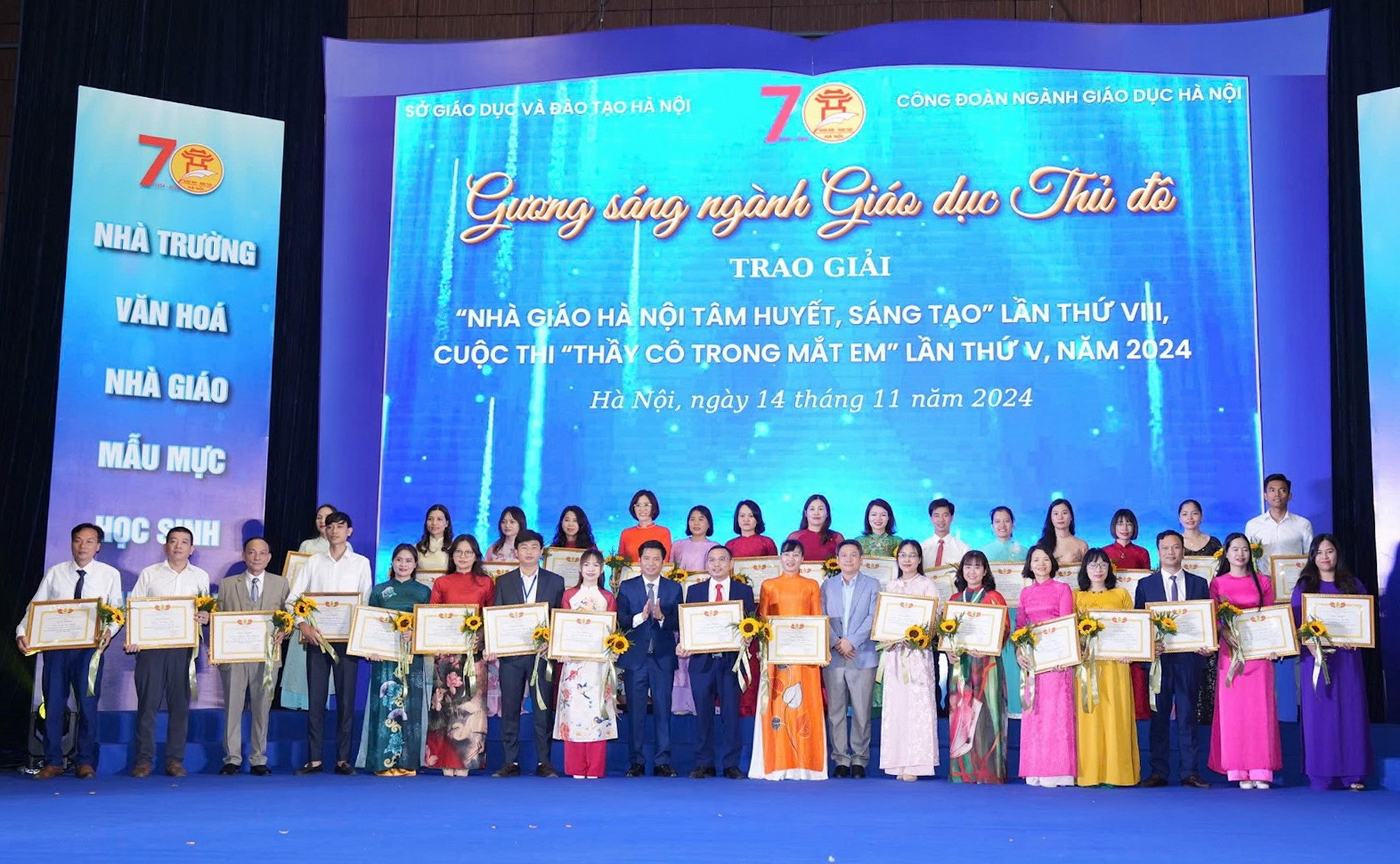 Chủ tịch Liên đoàn Lao động TP Hà Nội Phạm Quang Thanh, Chủ tịch Công đoàn ngành Giáo dục Hà Nội Đỗ Văn Nam trao giải thưởng cho các nhà giáo. img-0044.jpg