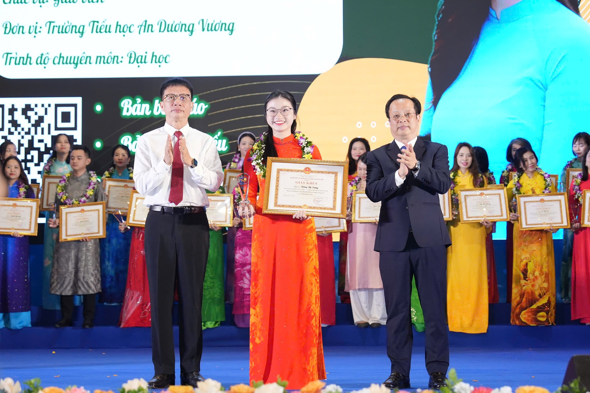 Chủ tịch Công đoàn Giáo dục Việt Nam Nguyễn Ngọc Ân, Giám đốc Sở GD&ĐT Hà Nội Trần Thế Cương trao thưởng cho các nhà giáo. img-0047.jpg