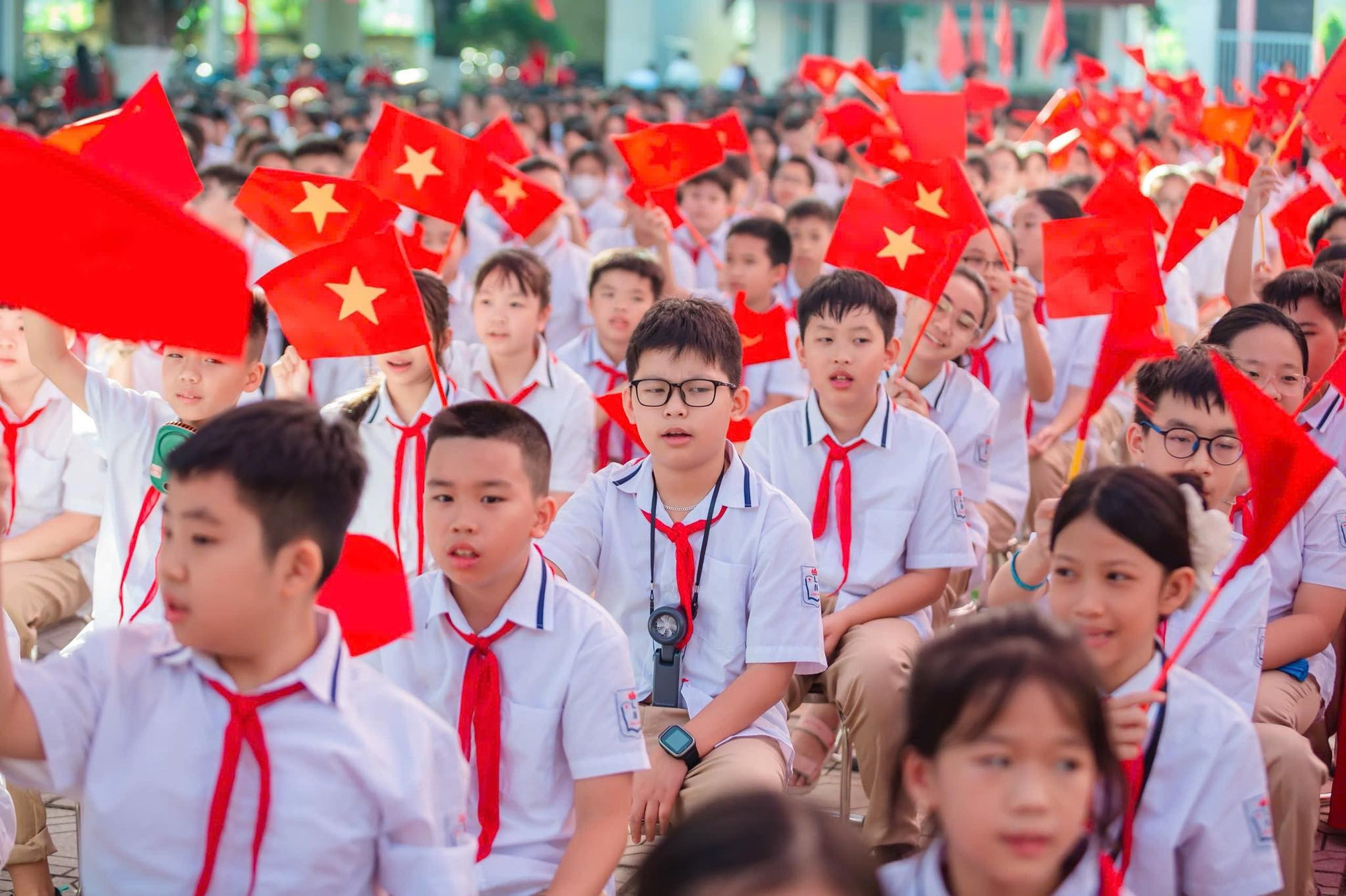 Gần 2,3 triệu học sinh Hà Nội hân hoan chào đón năm học mới.