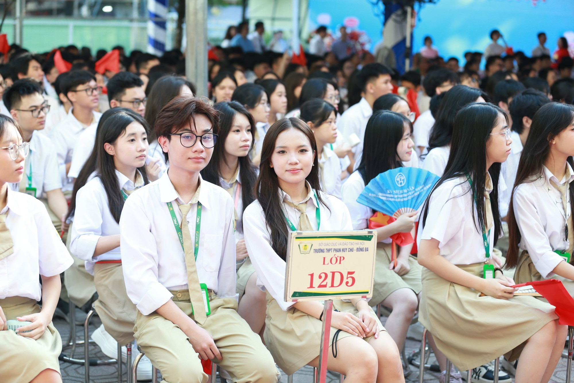 Học sinh Trường THPT Phan Huy Chú hân hoan đón chào ngày khai giảng. 544556646-1199520982203981-330883870508792475-n.jpg