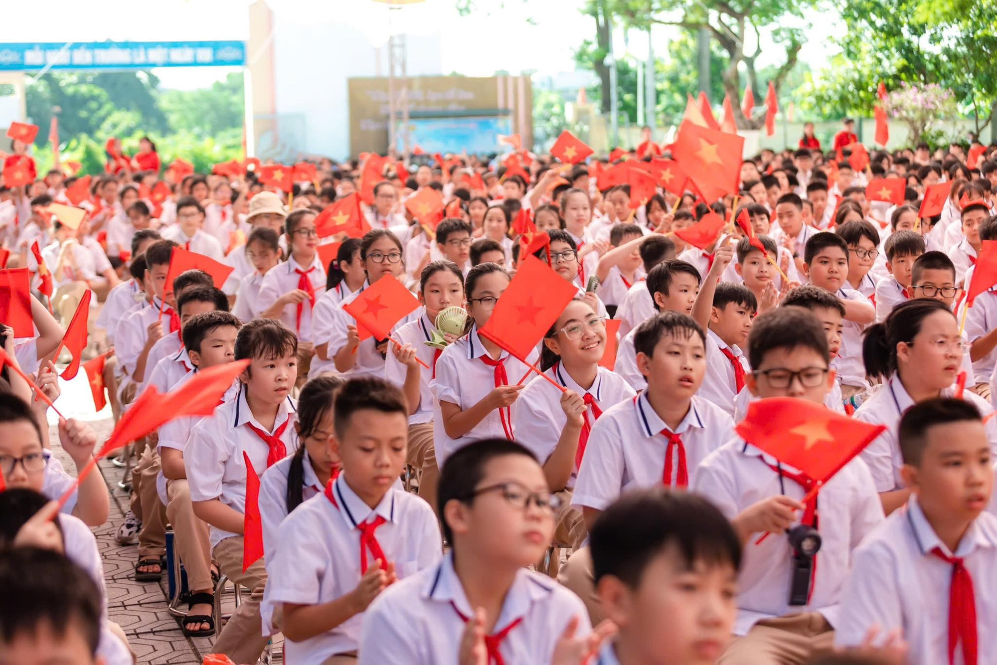 Hàng trăm học sinh Trường THCS Lĩnh Nam (phường Vĩnh Hưng) dự ngày khai giảng đặc biệt. 542940785-797849032756811-6495943989043193799-n.jpg