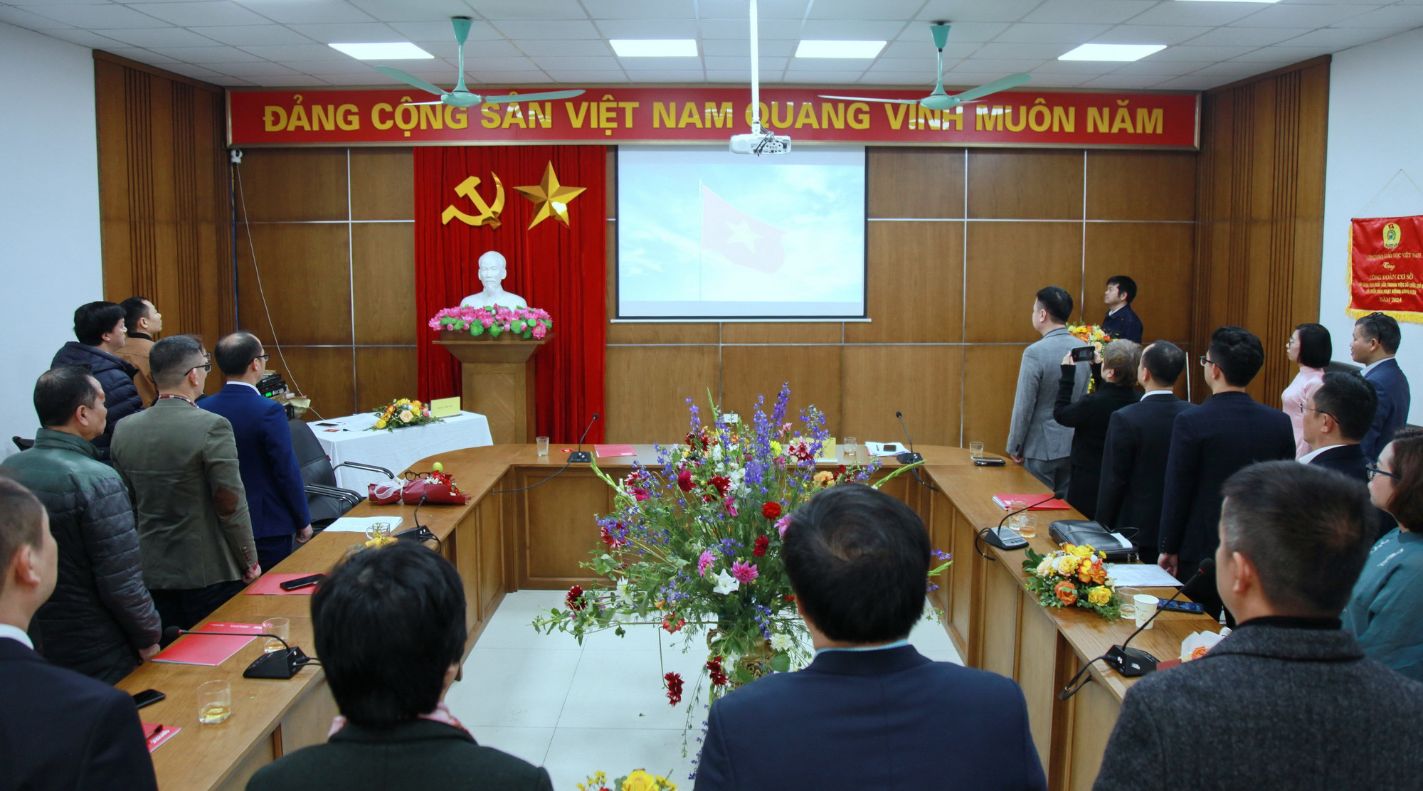 Các đại biểu thực hiện nghi thức chào cờ img-0164.jpg