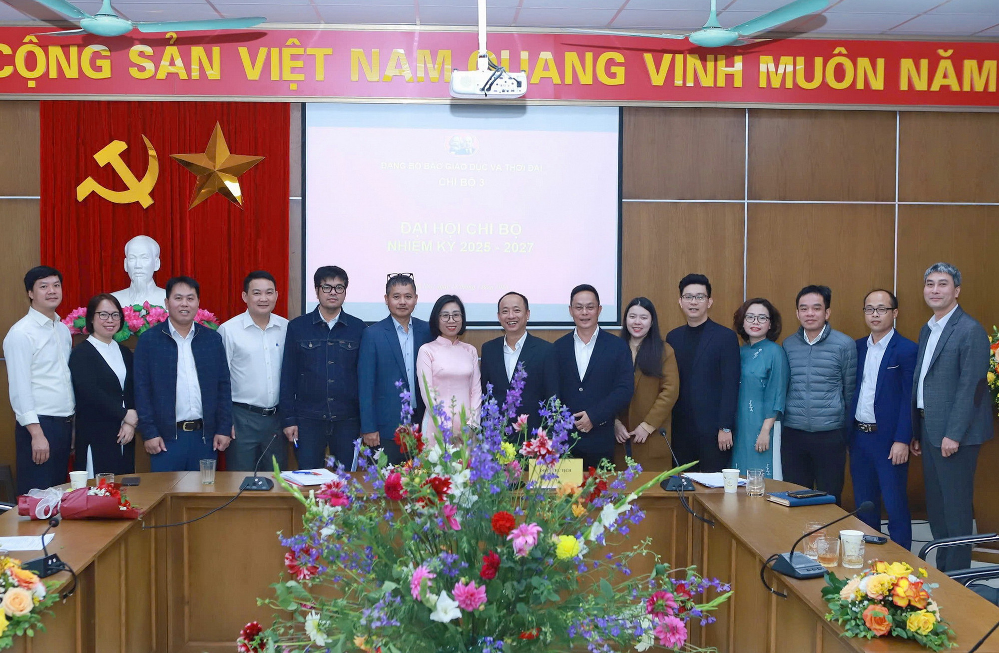 Các đảng viên Chi bộ 3 chụp ảnh lưu niệm. z6240205111103-818615d066dbdf4297c4e5d3657a8c3b.jpg