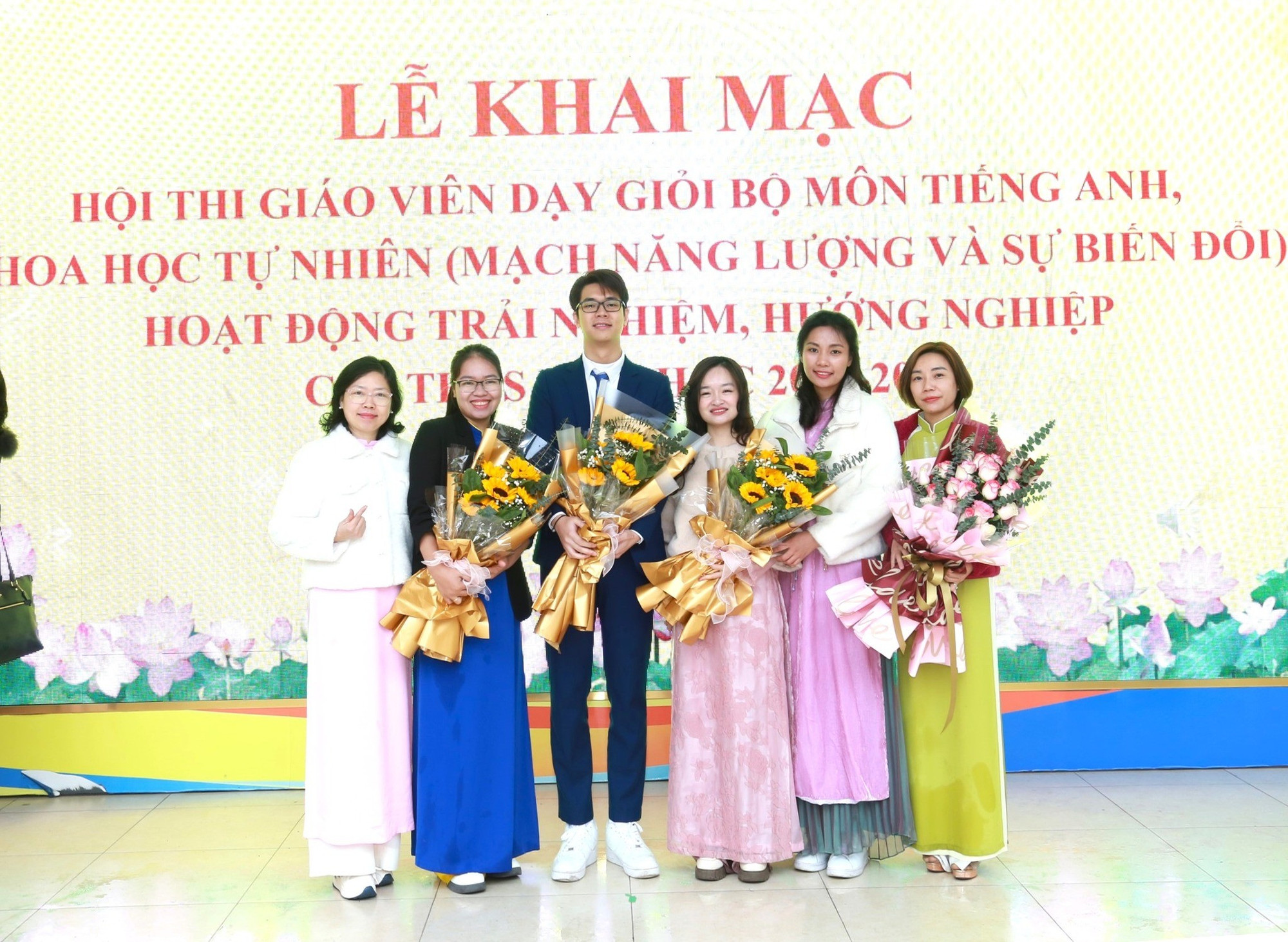 Cô Hoàng Hạnh Nguyên, giáo viên Trường THCS Hoàng Mai (thứ 3 từ phải sang) trong hội thi giáo viên dạy giỏi. 490750269-756144283446695-5219321803039646737-n.jpg