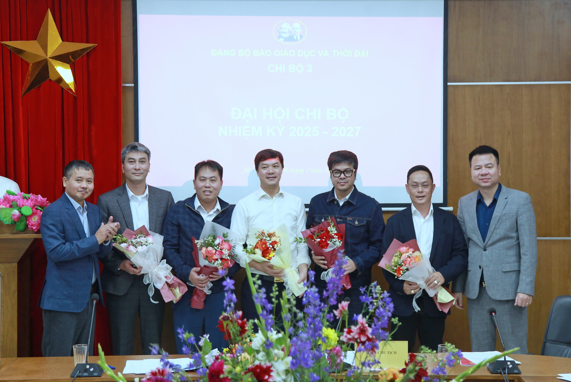 Đảng ủy Báo Giáo dục và Thời đại tặng hoa cho đảng viên tiêu biểu trong thực hiện chương trình Dân vận khéo. img-0005.jpg