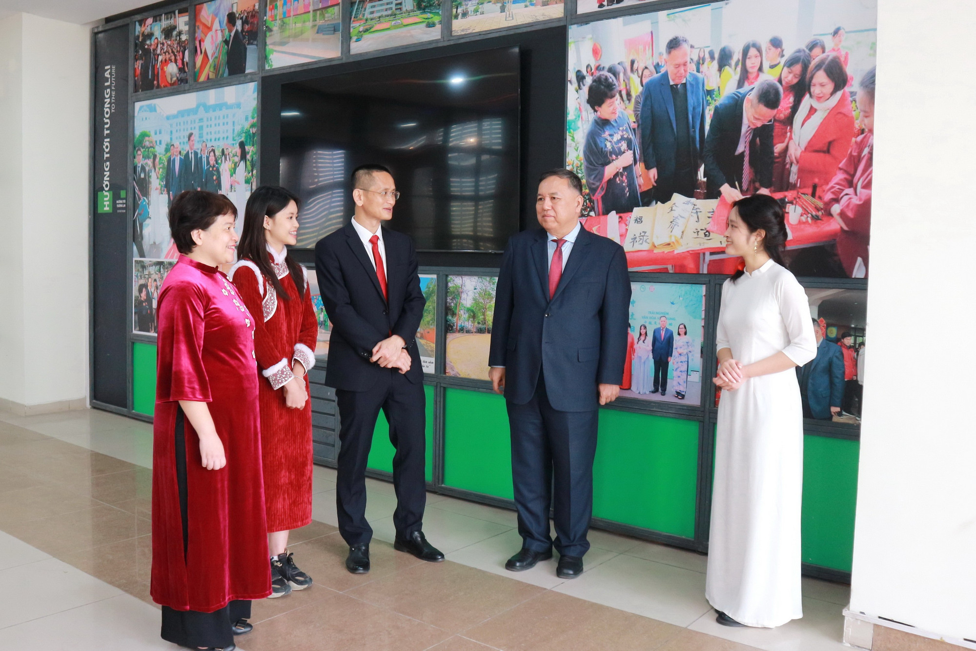 Lễ hội Xuân năm nay, thầy và trò nhà trường được đón những vị khách đặc biệt đến chung vui. img-0039.jpg