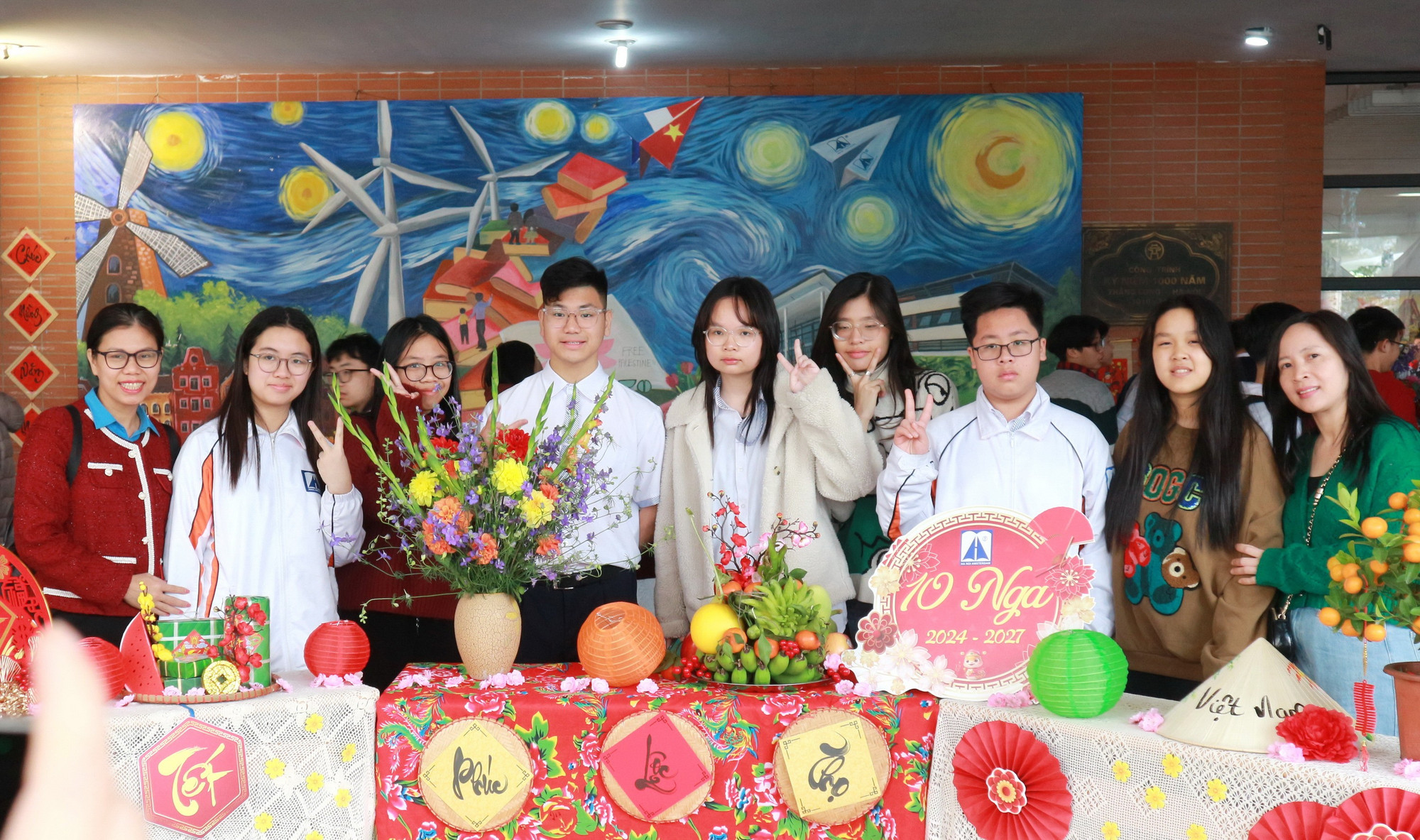 Học sinh lớp 10 chuyên Nga tại gian trưng bày. img-0067.jpg