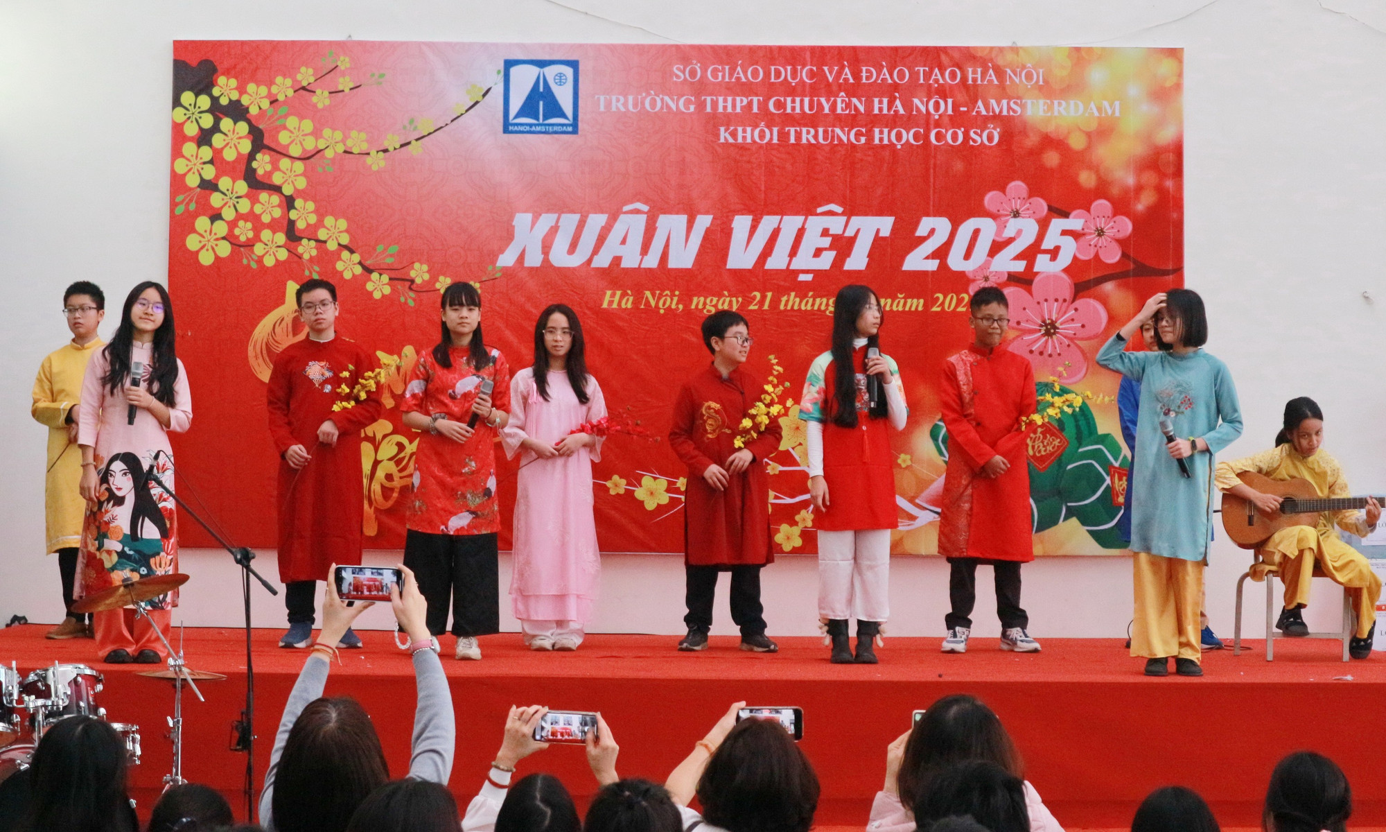 Học sinh khối THCS trình diễn áo dài cùng tiết mục văn nghệ. img-0083.jpg
